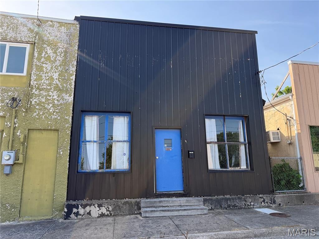 Formerly a beauty salon, this nearly 900 sq ft unit has a reception desk with product display backdrop, multiple individual salon work stations lining one wall, a sink and countertop AND a seperate back office space and large bathroom.  Occupancy and approval from DTBD required for your business to operate here, so let’s get the ball rolling today!