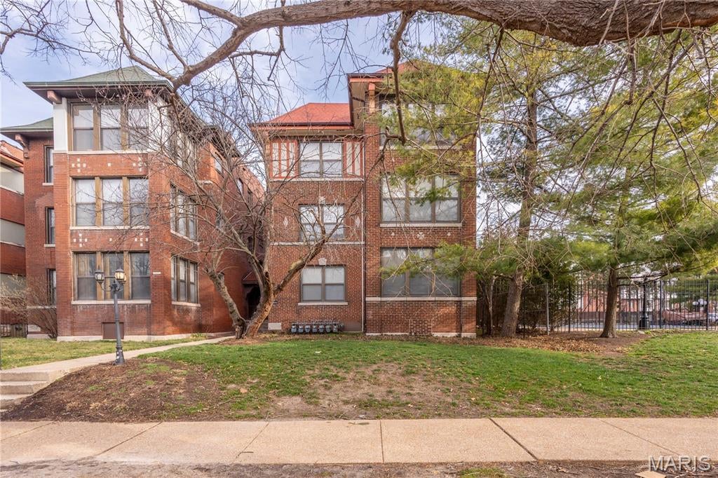 Circa 1914: Sought after Historic DeBaliviere Place neighborhood - ground Level/end unit 2 Bedroom 1 Bath Condo. ...Sooo Close to Metrolink, Forest Park (Zoo, Muny, MO History & Art Museum), U-City Loop, Washington University, CWE Shops & Restaurants!! Spacious open floor plan with beautiful hardwood floors in Living/Dining Room & Kitchen. Kitchen offers ample cabinets and handsome granite counter tops along with stainless steel appliances. **Private "in-unit" laundry w/stackable Washer/Dryer included. **Gated parking with 2 Parking Spaces.** Basement storage locker & extra storage area.** Awesome Neighborhood pool located right next door (membership fee required).** Great opportunity for Washington University/BJC Students & Employees! Check out the Live Near Your Work program for possible grant assistance. Quick access up Forest Park Parkway to Clayton and down to SLU and Midtown.