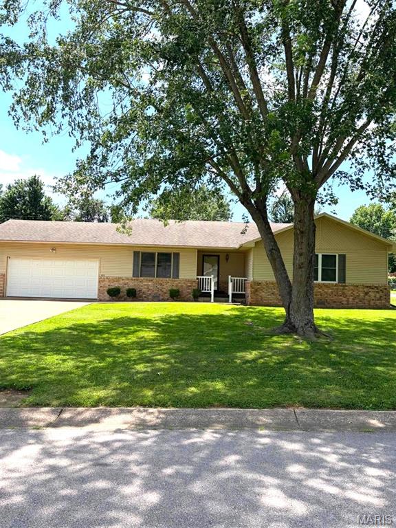 GREAT RANCH STYLE,  WITH LARGE LIVING ROOM AND KITCHEN!    THREE BEDROOMS WITH THE MASTER HAVING TWO CLOSETS AND A MASTER BATH SUITE!  KITCHEN HAS MANY CUSTOM  CABINETS, AND GREAT TILE FLOORS.   ALL KITCHEN APPLIANCES INCLUDED.  VERY LARGE BACK YARD THAT IS CHAIN LINK FENCED,  HAS A STORAGE BUILDING, AND A SOLID SURFACE DRIVE ENTERING THROGH DOUBLE GATES!  CALL FOR A SHOWING BEFORE THIS ONE GETS AWAY!   OWNERS ARE LISCENSED REAL ESTATE AGENTS  FOR THE STATE  OF MO.