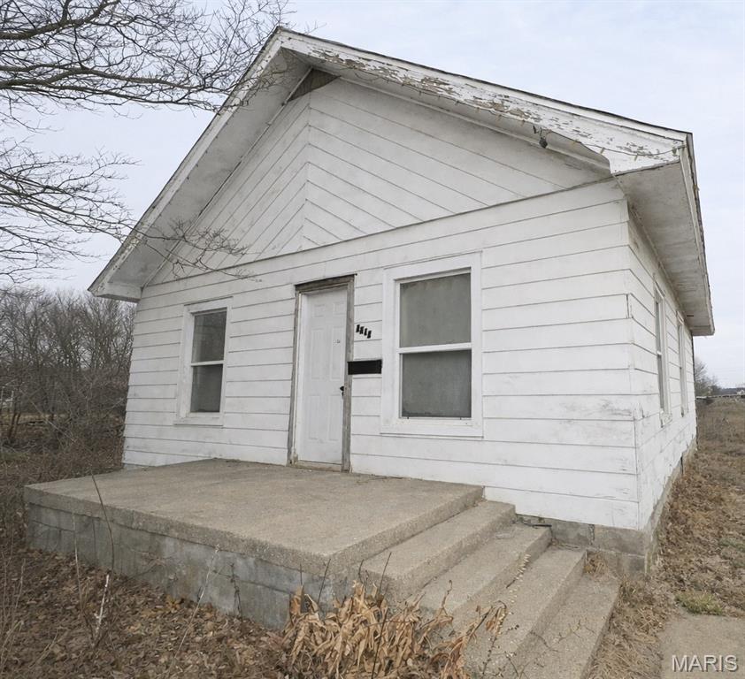 Investment opportunity for this 2 bed 1 bath home.  Fenced in back yard with a swimming pool.