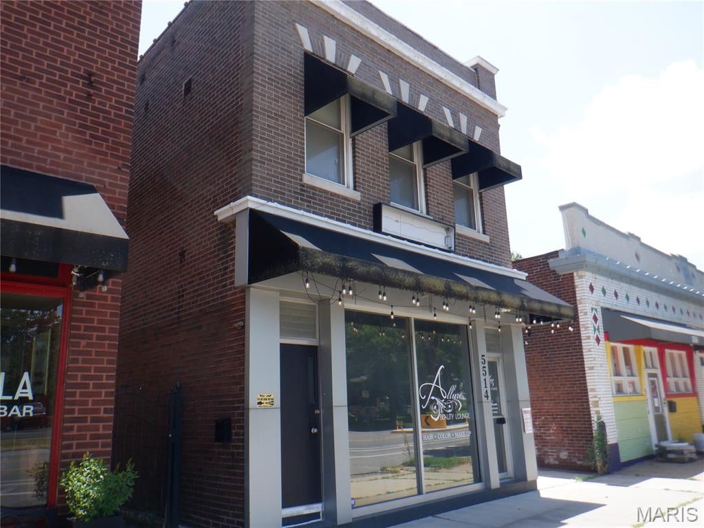 A wonderful mixed use building located in Princeton Heights in South St Louis. The first floor is currently being utilized as a Beauty Salon.  The upstairs is a modern apartment that has been wonderfully updated. This would be a great Living and Work Space for the Self Employed.  Call with any question!!