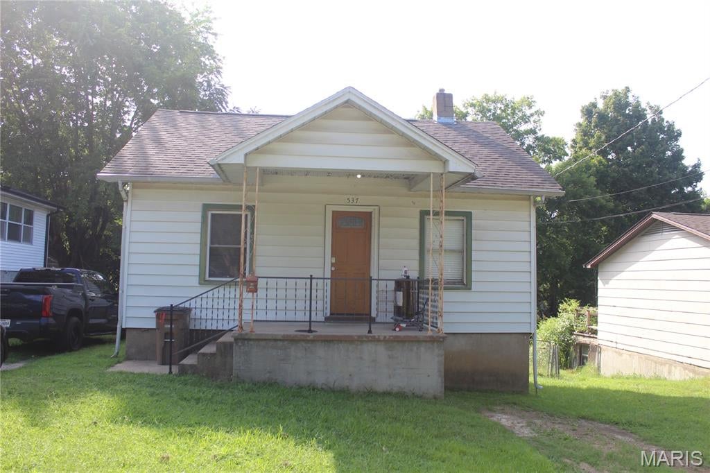 537 Albert St is a 2 bed, 1 bath single family home for sale in Cape Girardeau Missouri, totaling 716 sq ft and within a short drive to SouthEast Missouri State University. This property is currently being leased for $905 a month. 

This property is also being sold as part of a portfolio totaling 33 doors and $3,350,000.