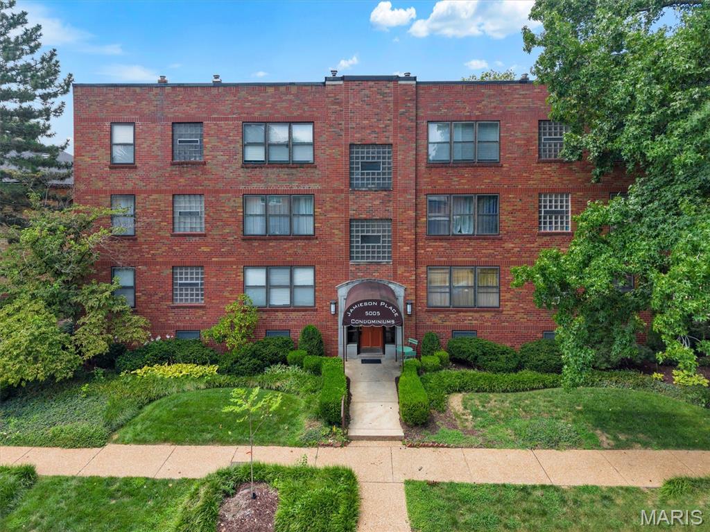 St Louis Hills Affordable 2bedroom, 1st floor condo. Opportunity knocks! Beautiful brick corner building with laundry and your own garage with opener. This condo is in move-right-in condition! You'll love the kitchen with garden window and locked storage in basement. Beautiful hardwood floors throughout. Enjoy this sought after address close to Francis Park.
