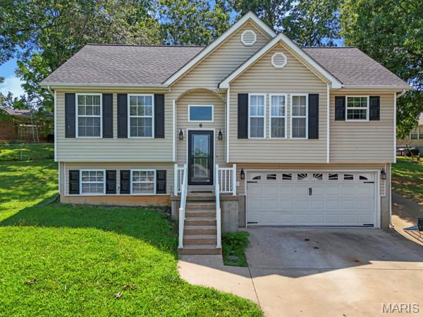 Located in a desirable Bonne Terre neighborhood, this beautifully renovated split-level home is ready for its next owner. Completely updated in 2023, it offers the feel of a newer home while benefiting from the quality construction of a 2005 build. Inside you'll find clean, modern finishes and a functional layout, while outside you'll enjoy a spacious backyard that's perfect for entertaining, kids, pets, or simply unwinding. Tucked away on a quiet cul-de-sac, this home is move-in ready and offers comfort, style, and a great location.