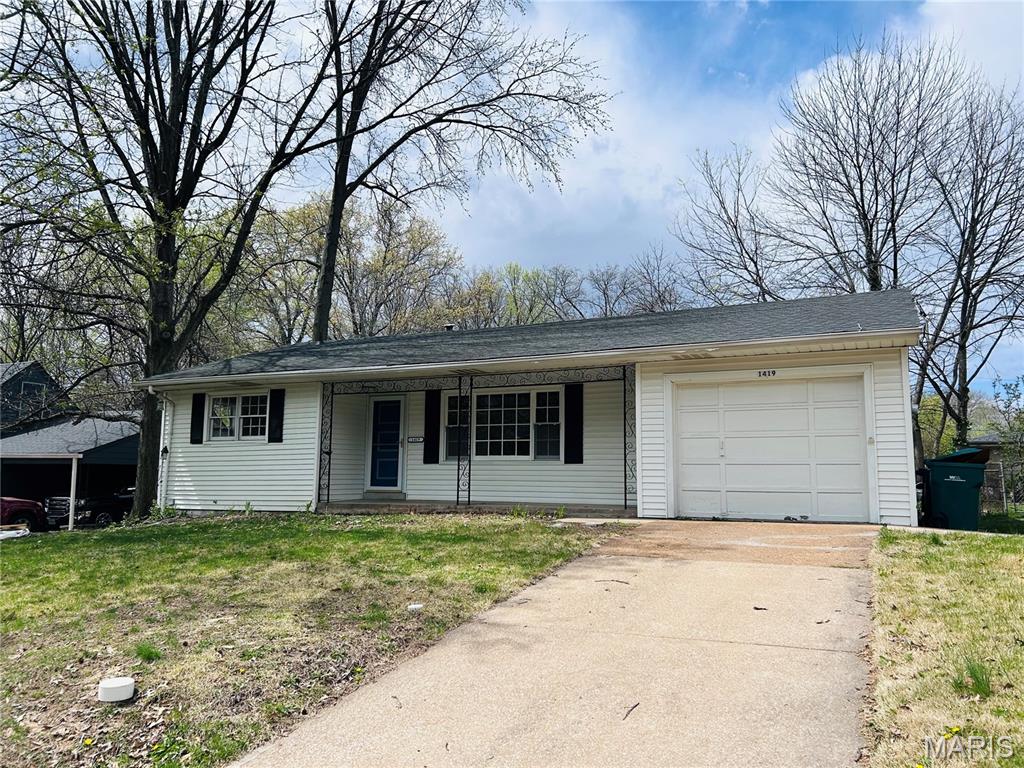 Charming updated ranch on quiet street. Home has been freshly painted and renovated featuring Large spacious white kitchen and dining area with granite countertops, stainless fridge and cooktop,  refinished, gleaming hardwood floors throughout,  thermal windows, new roof, built-in bookcase in Living Room. Master bedroom has 1/2 bath and all bedrooms have new ceiling fans. Finished lower level features a large family room/rec room, washer dryer and lots of storage. Enjoy morning coffee or relax after work on the screened-in patio. Back yard is fully fenced in as well. Pull into the attached garage and walk right into the kitchen with groceries. Newer HVAC, newer water heater, thermal windows and more.  Home located close to Webster swimming pool, restaurants, shopping and easy access to Hwy 44. Make an appointment today and take a look!