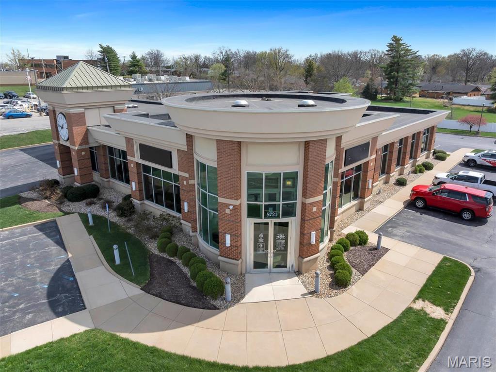 Discover an exceptional opportunity with this expansive 6,736 square foot former banking facility, nestled on 2.52 acres in the coveted South County commercial hub. 

The area is characterized by a robust and diverse population, making it an ideal location for a variety of businesses. This prime property is conveniently situated between a well-established Red Lobster and a Tesla dealership, ensuring a steady flow of potential customers. With no other developable lots available on South Lindbergh, this is a rare chance to secure a prominent site in a thriving location. Don’t miss out on this unique investment opportunity! Location: High Traffic, Suburban