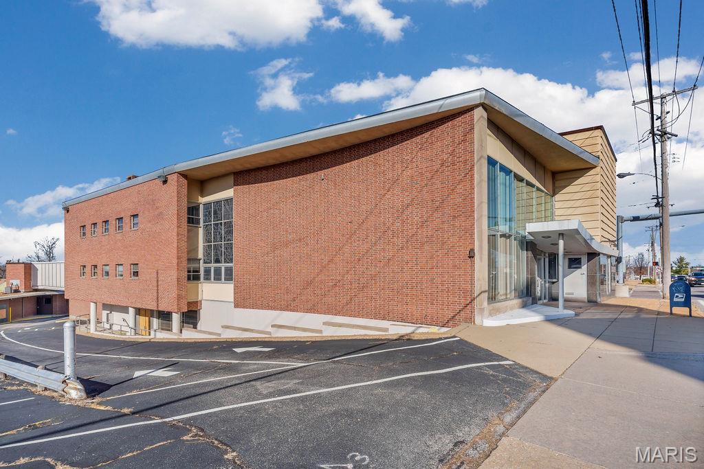Commercial Opportunity in a Prime Central Location – Ideal for Multiple Uses
Excellent investment opportunity in a highly central and accessible location. This commercial property, previously used as a banking institution, offers a solid and functional structure with great potential to be adapted to a variety of business concepts. The building features 19,473 square feet of space and sits on an expansive lot of approximately 87,556 square feet, providing ample room for parking, future expansion, storage, or additional development.

Built in 1965, this property combines a practical layout with strong commercial presence—ideal for anyone looking to establish a business in a strategic, high-reach area. Its design makes it a great fit for uses such as office space, medical clinic, professional services, retail, service center, cooperative, financial institution, event space, and more.