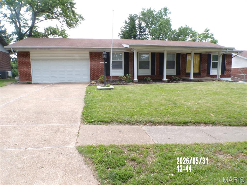 $$$ MOTIVATED SELLER $$$ PRICED TO SALE $$$ HURRY $$$ IT'S HAS YOUR NAME ON IT 
Wonderful, Spacious, Updated, 4 Bedroom, Ranch Style Home, Perfect for a Large Family. This diamond in Seven Hills Features an Updated Kitchen with Black and Stainless Steel Appliances, Four (4) Bedrooms, Living Room, Dining Room, Family Room, Beautiful Hardwood Floors and Vinyl Flooring, Updated Windows Through-Out, Updated Light Fixtures, Two (2) Full Updated Baths on the Main Level, and a Walk-Out Lower Level with a Fireplace. The Walk-Out Lower Level as well as the Main Level Family Room Opens to a lovely Patio that overlooks a Hugh Back Fenced Back Yard awaiting your summer barbecues. This Home is a NO BRAINIER, just in time for the end of the school year and summer.  !!!! DON'T MISS OUT ON THIS GEM !!!