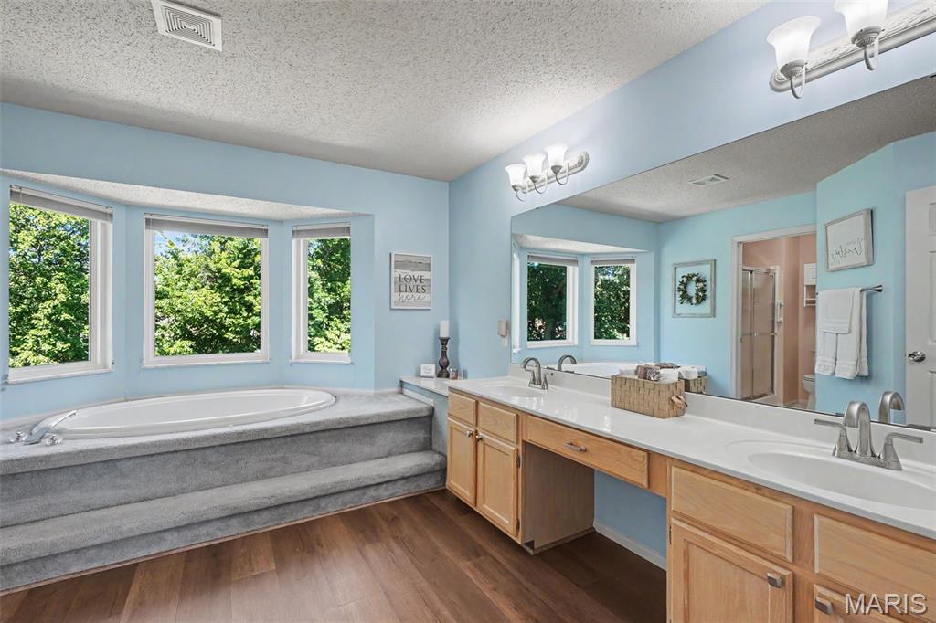 Country Crossing Manor - Residential