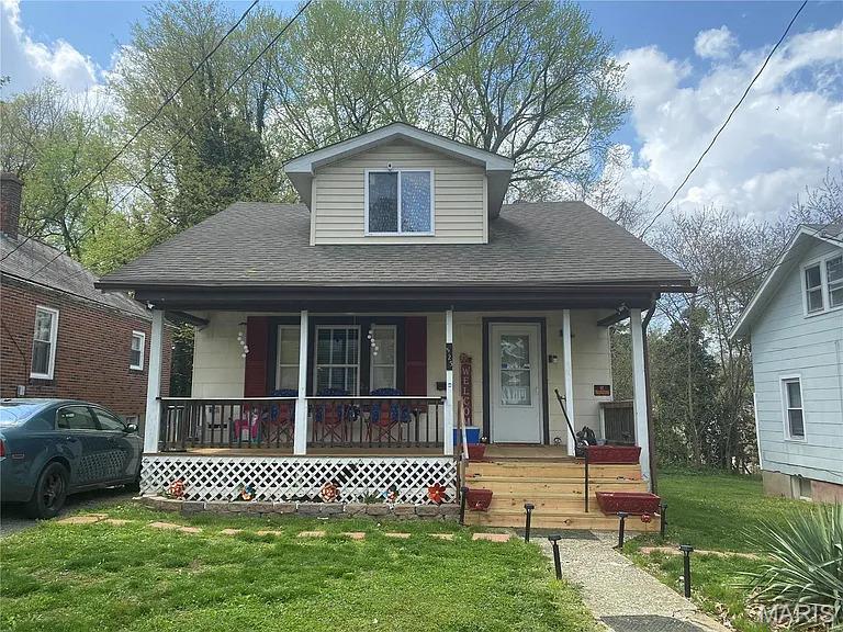 523 N Middle Street is a 3 bed, 1.5 bath single family home for sale in Cape Girardeau, Missouri, totaling 1,106 sq ft and within a short drive to SouthEast Missouri State University. This property is currently being leased for $899 a month. 

This property is also being sold as part of a portfolio totaling 33 doors and $3,350,000.