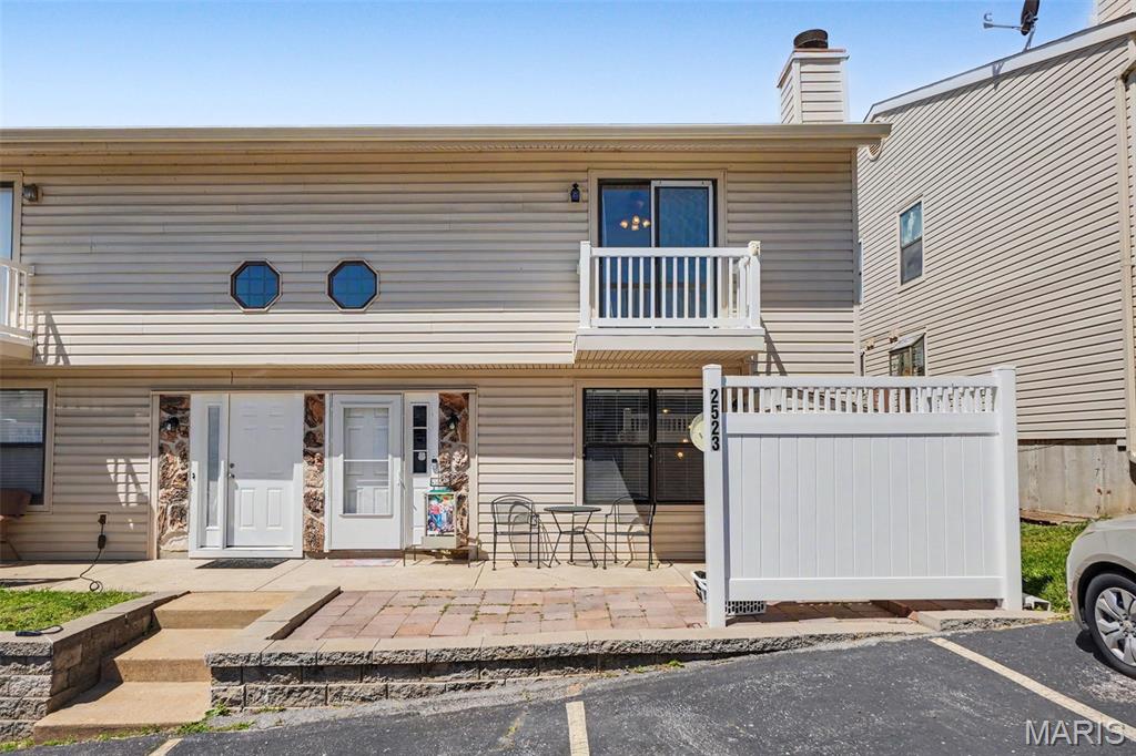 Welcome home to this charming 2-story townhouse in the heart of Fenton! Conveniently located just minutes from Gravois Bluffs, shopping and dining in Arnold, and easy access to Highway 141, I-55, Highway 21, & Highway 30, this home offers both convenience and low-maintenance living.
The main floor features a spacious living room, an updated kitchen with a custom pantry and dining area, convenient main-floor laundry, and a half bath. Upstairs, you’ll find two generously sized bedrooms and a full bath complete with an added storage cabinet for extra organization. Fresh updates throughout include new flooring and updated paint, giving the home a clean, modern feel. Enjoy bonus outdoor spaces including a private balcony off the bedroom and a patio with additional storage — perfect for relaxing or entertaining.
