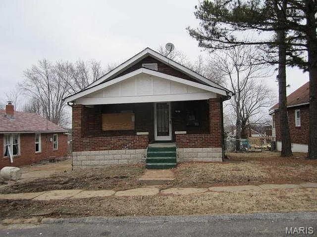 Great investment opportunity in Jennings! This 2-bedroom, 1-bath single-family home offers approximately 960 square feet of living space and is ready for its next owner. The property is being sold AS IS and provides an excellent opportunity for investors looking to add value, renovate, and build equity.

The tenant has recently moved out, making this property available for immediate evaluation and improvements. With a functional floor plan, established neighborhood, and strong rental potential, this home is a great addition to any investment portfolio.

Bring your vision and unlock the potential of this Jennings property!