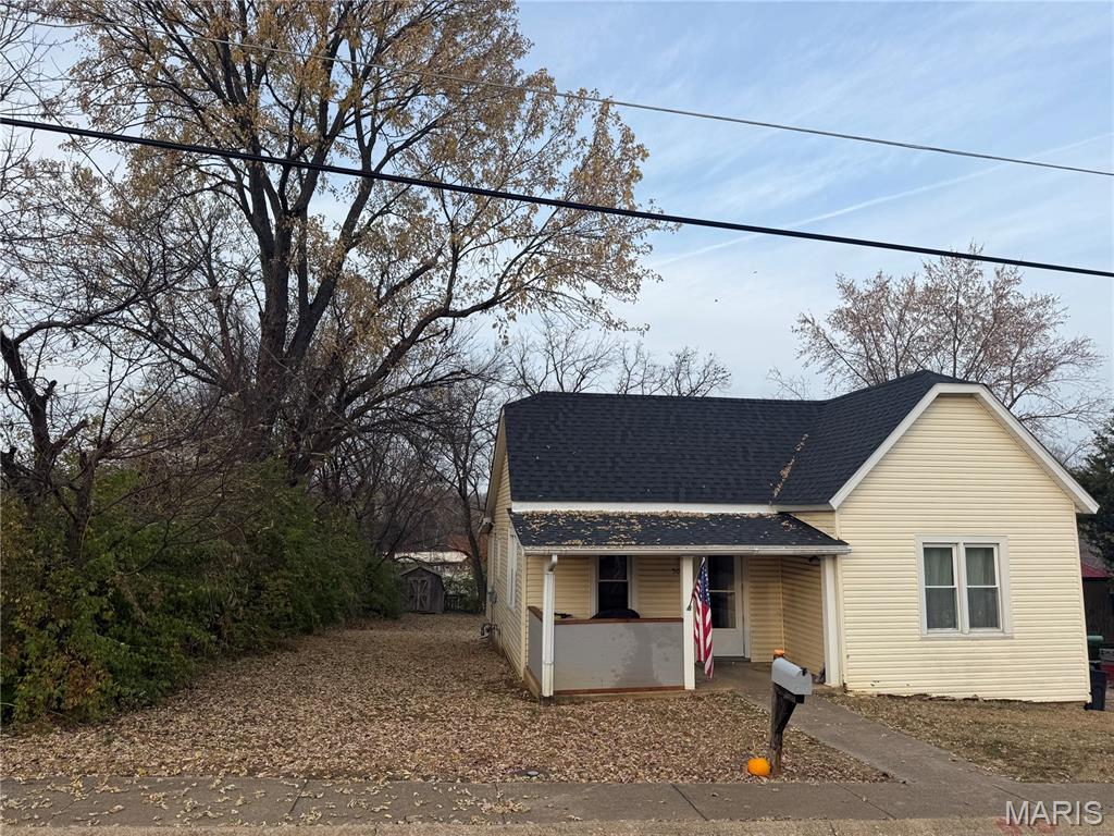 Looking for an affordable home or investment opportunity?  Here it is! 
Two bed one bath home with updates. Roof is less than year old with updated flooring throughout the home. Home has
central heat and air and includes a separate utility room with washer dryer hookup.
You will love the large level yard with fencing on three sides. Property also includes two 10 x 10 storage sheds. 
Located in nice Park Hills neighborhood.
Request your showing today!