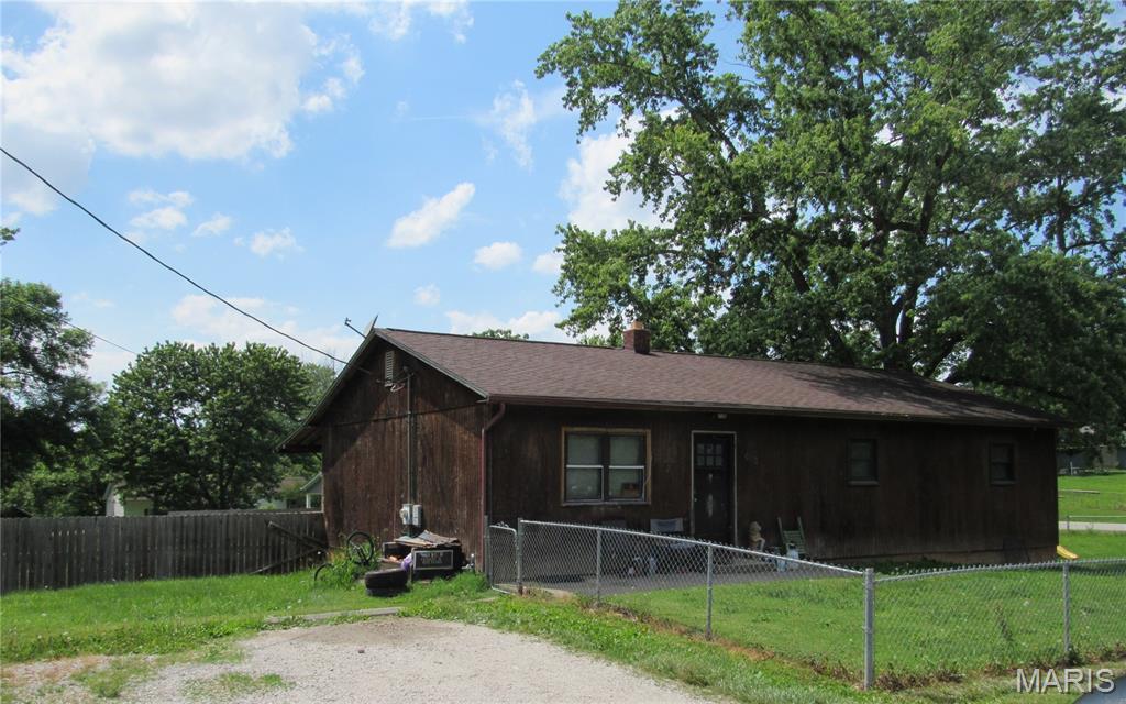 This property is now active in an online auction. All offers must be submitted through the property's listing page on www.auction.com. Auction starts 9/21/26 . The sale will be subject to a 5% buyers premium pursuant to the Auction Terms and Conditions (minimum may apply). All auction bids will be processed subject to seller approval. "The list price is not indicative of seller's final reserve amount. This property is part of an online bidding event; please visit Auction.com to place bids. Inspections of this property and contact with occupants are strictly prohibited. Property is sold as is. Home is occupied. Do not bother occupants.