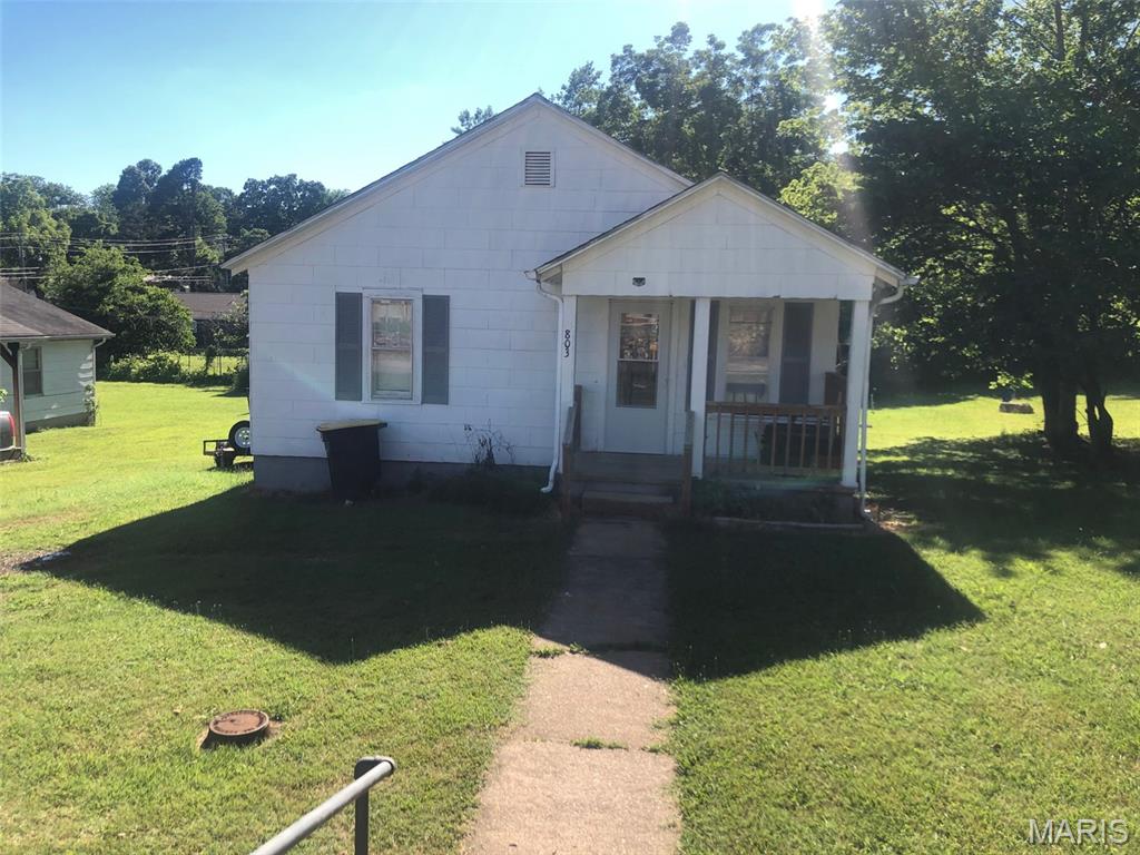 Solid 2-bed & 1 ba home conveniently located near the school and just minutes from shopping and local amenities. Ideal for first time buyers, sownsizers, or retirees seeking comfort and convenience.