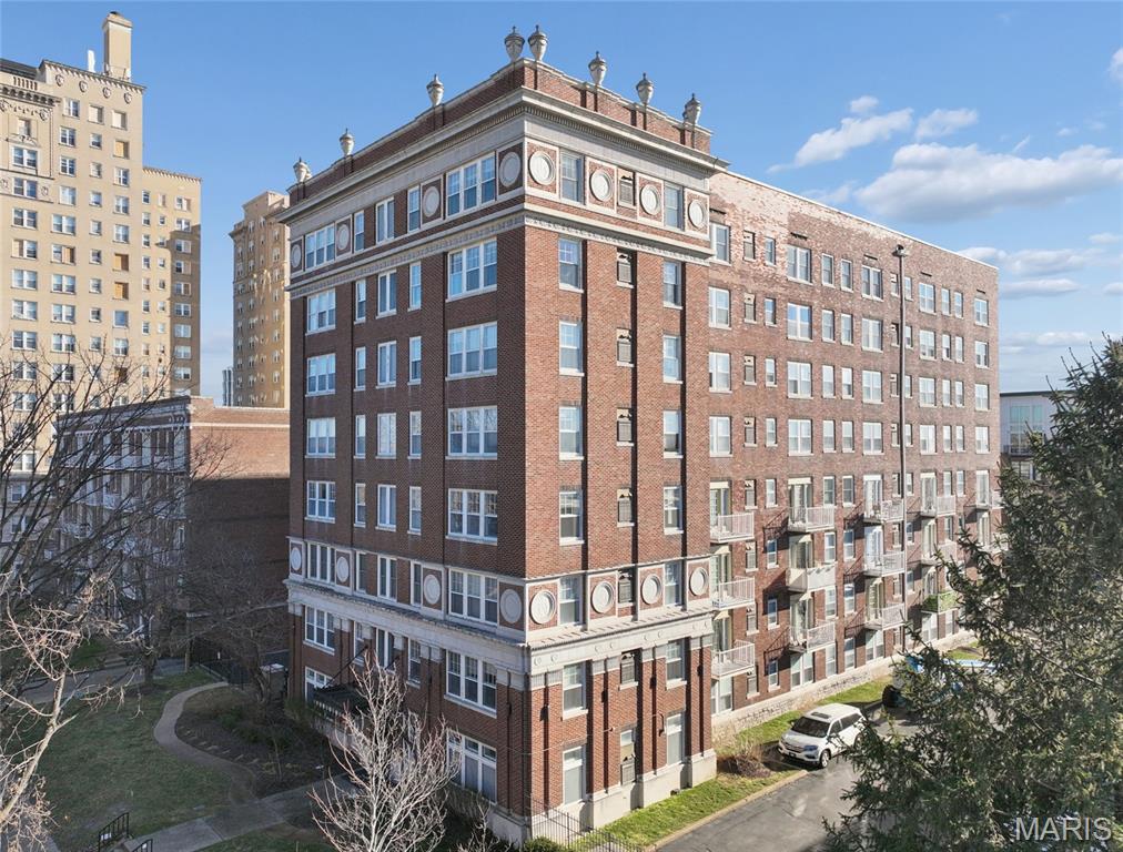 Why keep renting when you can own in the heart of the CWE? Just steps from Forest Park’s beautiful green spaces and world-class cultural attractions, this inviting condo offers an easy, comfortable city lifestyle. The thoughtfully designed layout includes two generously sized bedrooms and two full baths, making it a great fit for a single owner, a couple, or roommates.
Hardwood floors run through the main living areas and into the kitchen, which features granite countertops and appliances. Both bedrooms feature new flooring and offer ample closet space, with the primary bedroom including its own private ensuite bath. You’ll also appreciate the in-unit washer/dryer combo, along with access to larger shared laundry facilities on each floor.
The condo comes with one private, secured parking space (#26). With nearby restaurants, Metrolink access, and everything the Central West End has to offer just minutes away, this location truly stands out. Don’t miss this opportunity!