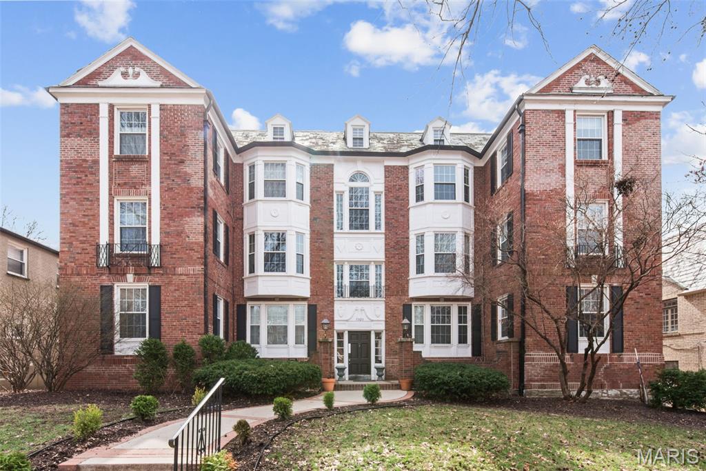 Beautifully renovated first-floor condo in Clayton’s coveted Moorlands neighborhood, offering the convenience of easy access and gracious living spaces throughout. Rich hardwood floors, a soft neutral palette, and thoughtful designer finishes create a warm, light-filled home with expansive windows and classic architectural charm.  The spacious living room is centered around a decorative fireplace and flows into a separate formal dining area making it perfect for everyday living and entertaining.  Cook to your hearts content in this updated eat-in kitchen featuring quartz countertops, stainless steel appliances, and a large built in pantry.  Both bathrooms are tastefully updated with full-wall high-end tile finishes, including a stylish primary bath with double sinks and Carrara marble accents.  The flexible layout offers three bedrooms plus a bonus room which currently houses in-unit laundry.  Ideally located just moments from Shaw Park, Clayton’s restaurants, shops, and top-rated schools, this residence combines timeless style with exceptional walkability. 

Property includes one dedicated garage parking space.  Fireplace to be conveyed in AS IS condition.