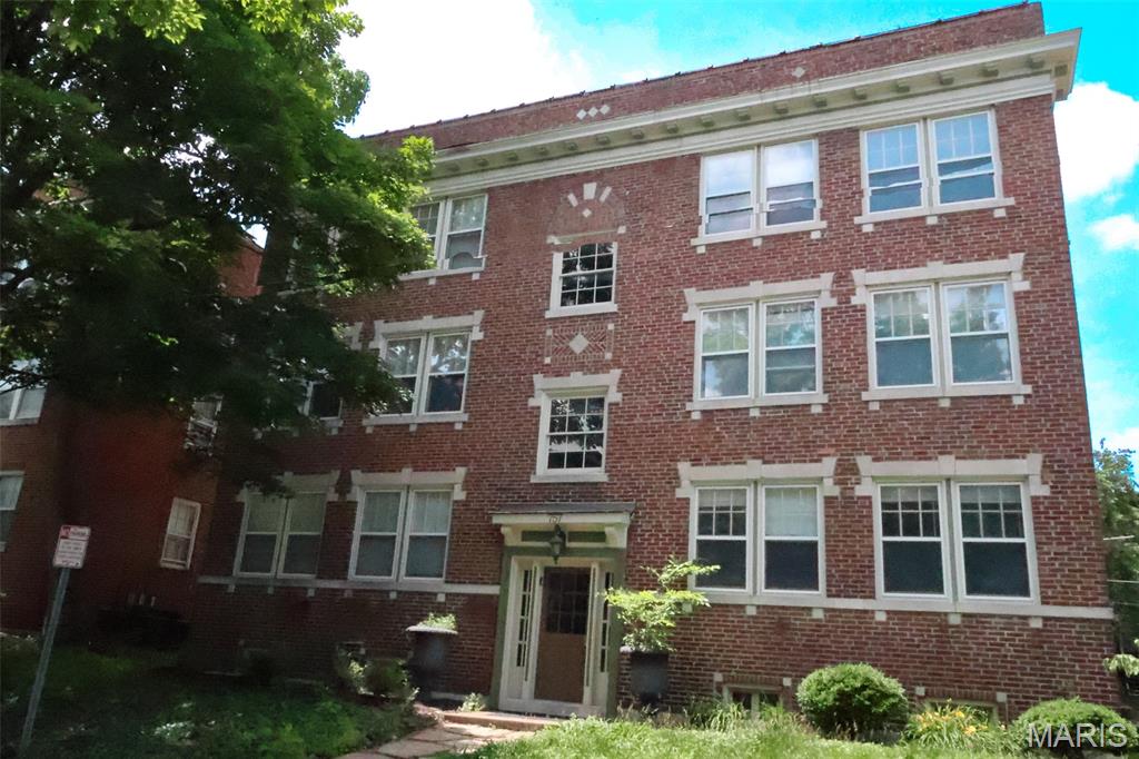 Don’t miss this beautiful 3-bedroom, 2-bath apartment offering 1,300 sq ft of bright, open living space in one of St. Louis’ most desirable locations. Features include hardwood floors throughout, a spacious primary suite with jetted tub, and a fully equipped kitchen with granite countertops and 42” cabinets. Enjoy the convenience of in-unit laundry and central A/C. Located just 0.8 miles from Washington University and steps from the Delmar Loop, this home offers exceptional walkability (Walk Score 87) with easy access to over 100 restaurants, shops, bars, and live music venues. Forest Park is also just minutes away. Off-street parking available.