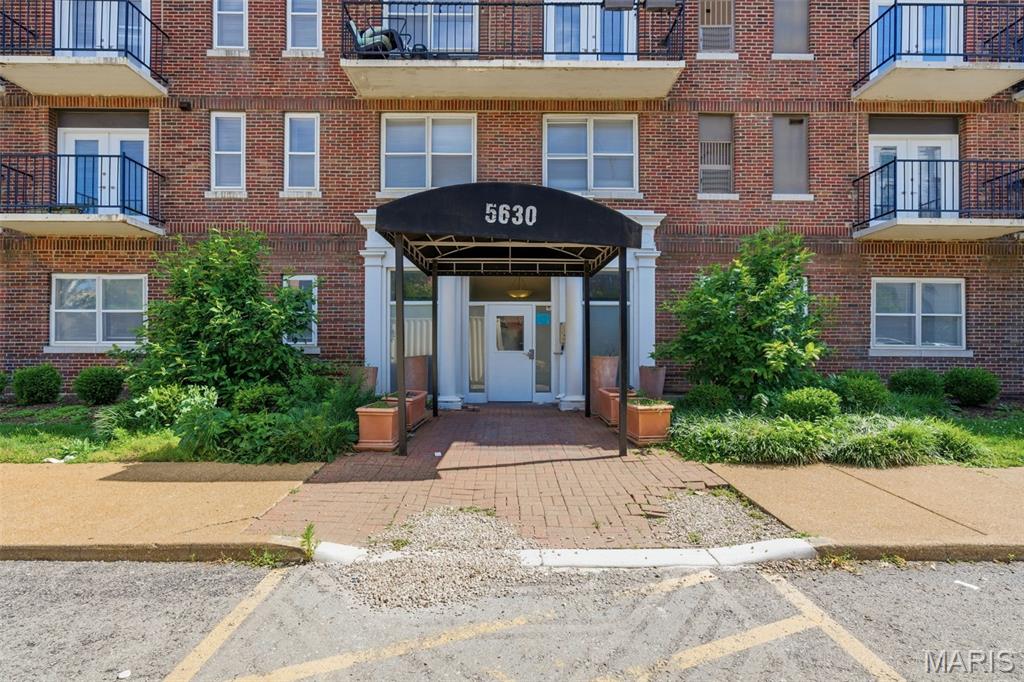 Move-in ready 1-bedroom, 1-bath condo in the historic DeBaliviere Place neighborhood! Freshly painted and ready for its next owner, this home offers the opportunity to own in a refreshed building featuring extensive recent improvements, including a new roof and updated hallways.

The spacious floor plan provides comfortable living and an affordable entry into one of St. Louis’ most vibrant and walkable neighborhoods. Ideally located near Forest Park, Washington University, the Delmar Loop, the Central West End, MetroLink, dining, shopping, and entertainment.

The building has completed major improvements and is awaiting its final occupancy inspection. Don’t miss this opportunity to own in a revitalized classic St. Louis building ready for its next chapter.