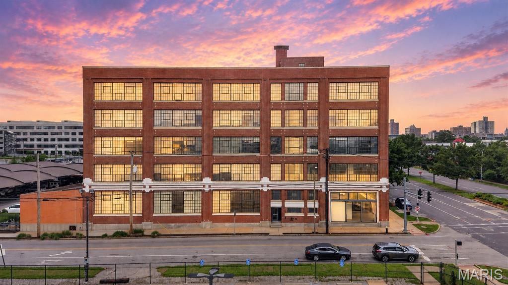 Welcome to your dream condo in St. Louis' vibrant Central West End! This exquisite 1-bedroom, 1-bathroom residence boasts breathtaking high ceilings and an abundance of natural light that enhances its open and airy feel. Step inside to discover new luxury vinyl flooring that beautifully complements the modern kitchen, complete with elegant granite countertops and upgraded shelving for all your culinary needs. The spacious bedroom features custom storage solutions in the closet, ensuring everything has its place. Relax on the covered and screened patio overlooking the pool, your private oasis for unwinding. Enjoy the convenience of a designated covered parking spot, an elevator, a shared workout room, a dog washing station, and a dedicated storage locker in the basement. this condo offers a blend of elegance and ease you won’t want to miss! Location: Corner Location, Industrial Area