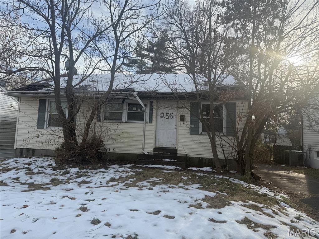 Investors needed. This is a great house for a rental portfolio. 3 bedrooms 1 bath. 856 square feet. House needs a new roof. This house is not move in ready.