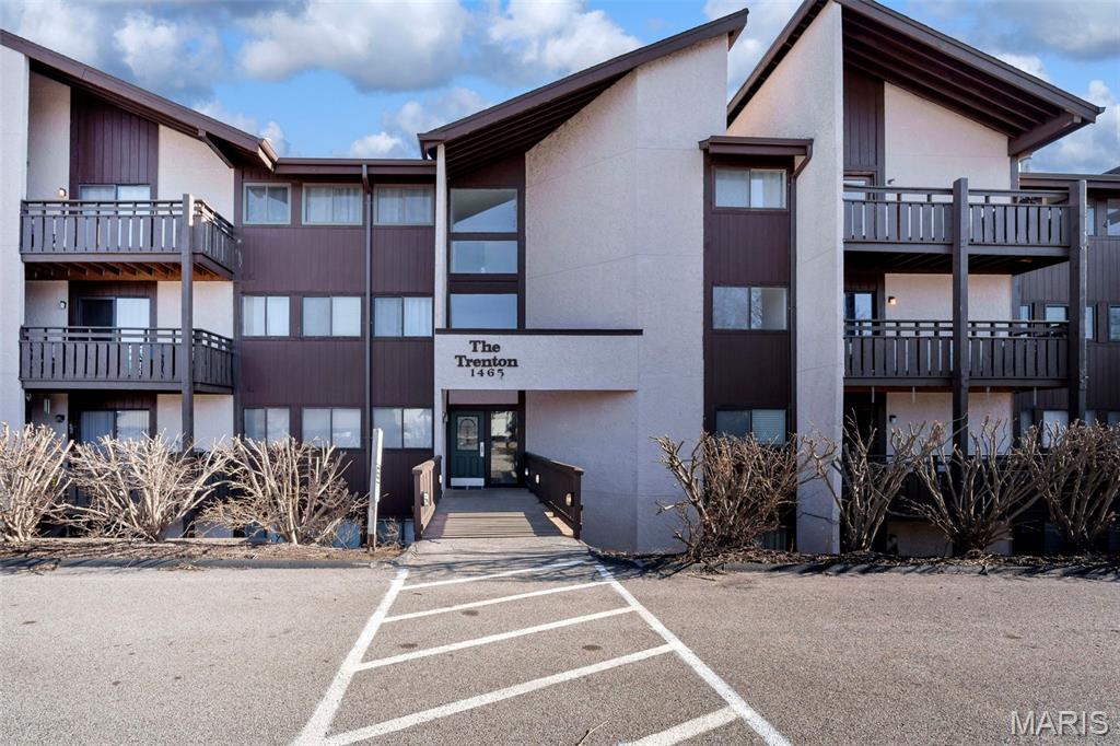 Welcome to 1465 Heritage Landing #403- This inviting condo features a spacious primary suit complete with a walk-in closet and private ensuite bath, plus a generously sized second bedroom and full hall bathroom. The open concept living room boasts vaulted ceilings, creating an airy feel, and opens to a private deck - perfect for relaxing or entertaining. Enjoy the convenience of one assigned garage parking space, additional rear parking, and easy elevator access to your floor. ideally located just minutes from St. Charles dining, shopping, and entertainment, with quick access to Hwy 364, Pet-friendly community!
