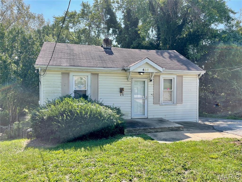 Calling all investors!!! Here is another great opportunity to add a cash-flowing property to your portfolio. Currently leased through 3/31/27 at $1,164/Month, and the tenant pays all utilities! This one will not last long, so submit your offers today.
***Photos were taken before the current tenant move in.***