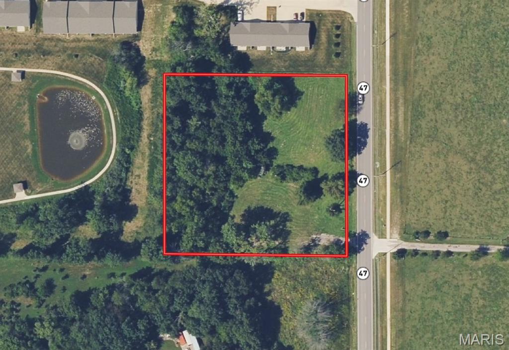 Prime commercial lot in the heart of Warrenton with 290 feet of US Hwy 47 frontage! This property has it all, location, high traffic, Hwy/Interstate frontage and excellent visibility. Direct access to public sewer and water. Very level and gentle topography. Perfect for your business, office building or strip center. Would make a great hotel site as well.