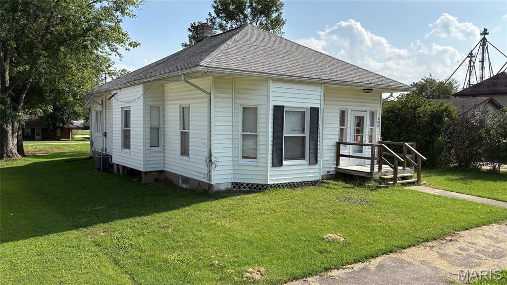 Great starter home with 2 bed/1 bath.  Front entry foyer with closet leads into the large living room.  Separate dining and large kitchen.  Enclosed back porch also has an entry foyer to leave boots and coats.  Full basement with washer dryer hook ups.  Extra parking in the back.