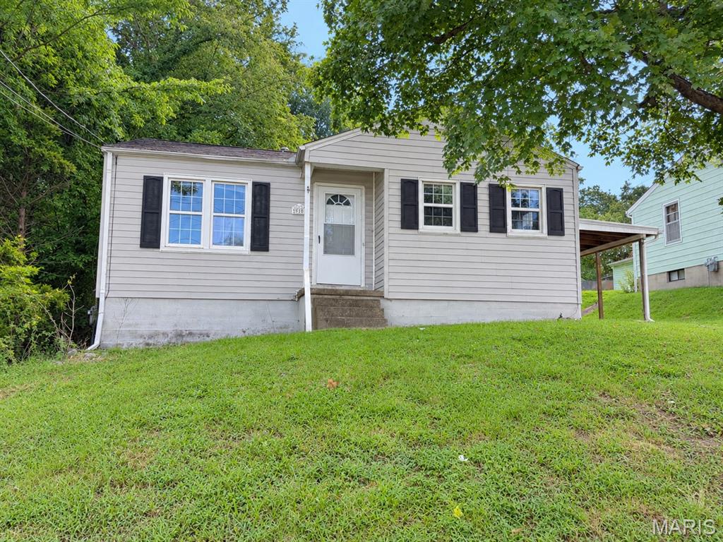 This is a great investor property conveniently located across the street from SEMO’s main campus, complete with all new flooring and paint.
This house is turn key