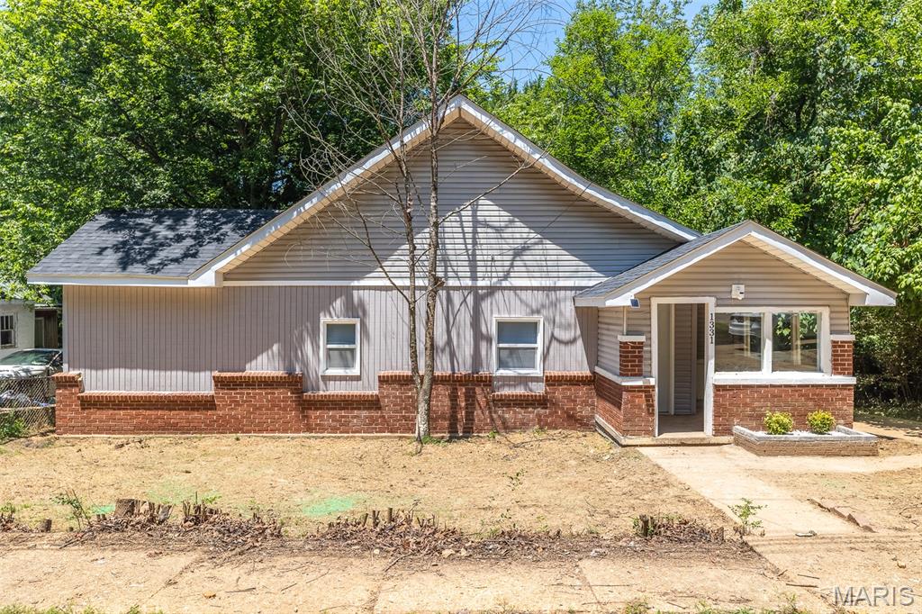 Welcome home to this charming, remodeled 3-bedroom, 2-bath home that’s move-in ready! This home offers a functional layout with plenty of space for families, first-time buyers, or anyone looking for low-maintenance living. The kitchen features stainless steel appliances, and the home has been thoughtfully remodeled, making it ready for its new owners. Eligible for FHA, VA, USDA, and conventional financing, this property is a great option for a wide variety of buyers. Don’t miss your chance to own this beautiful home—schedule your private showing today!