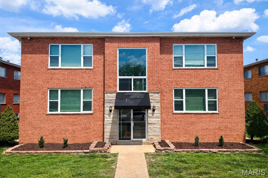 Step into a world of comfort and convenience with our beautiful one-bedroom apartments, perfectly located right across from the stunning River Des Peres Greenway Trail. Are you ready to embrace the best in modern living and make your dream home a reality?

Enjoy the comfort of high-efficiency central heat and air conditioning, off-street parking, extra storage, and a spotless, on-site laundry facility. Water, sewer, and trash are all included in your rent, with a $35 monthly utility charge. And for those who crave faster internet, ATT Fiber is also available!

Our dedicated management team is here to provide you with top-notch service—prompt, friendly, and genuinely caring— all at an affordable price. Don't waste another moment searching for the perfect apartment—take the smart step today and begin your renting journey with us. Your dream home is waiting—don't keep it waiting any longer!