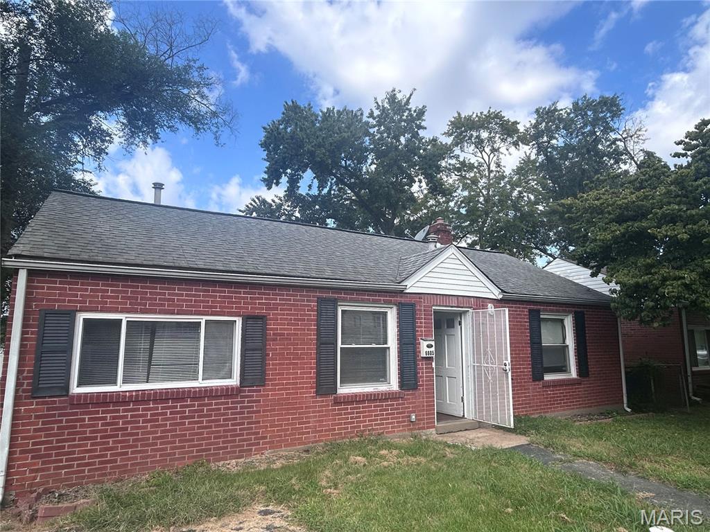 This charming 3-bedroom, 1-bath home is a fantastic opportunity for investors, first-time buyers, or families looking for a place to call their own.
Inside, you’ll find a practical layout with three bedrooms and plenty of potential to make the space your own. A big yard gives you room for kids, pets, gardening, entertaining, or simply enjoying a little extra breathing room.
Conveniently located near major highways, getting around St. Louis is a breeze, whether you're heading downtown, to work, shopping, or wherever the day takes you.
First-time buyers: A great opportunity to build equity. 
Families: Space to grow, play, and make memories.
Investors: Bring your vision and add value.
Great location, big yard, and plenty of upside—this one is ready for its next chapter. Property is being sold AS-IS.