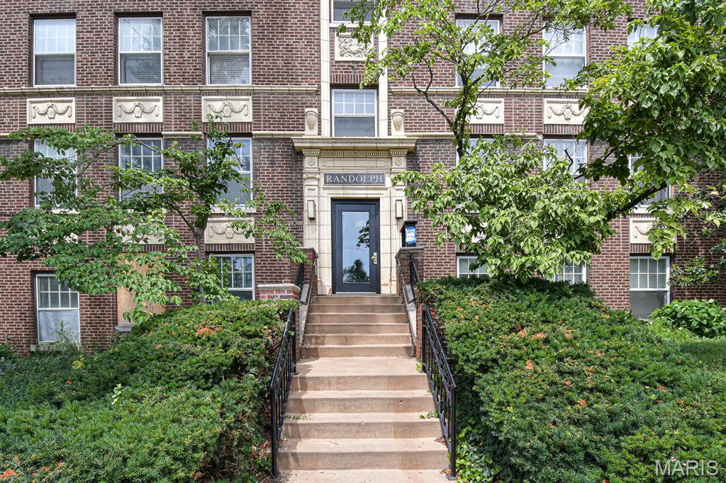 ***Available Immediately****

Spacious and stylish 3-bedroom, 2-bathroom condo located at 321 Belt Ave #201, nestled in the sought-after Debaliviere Place neighborhood. This beautifully designed unit features an open-concept layout, plenty of natural light, and modern finishes throughout. The kitchen shines with sleek countertops, stainless steel appliances, and ample cabinet space—perfect for cooking and entertaining. The main living areas and two of the bedrooms boast gorgeous hardwood floors, adding warmth and elegance, while the master bedroom offers plush carpeting for that extra touch of comfort. The primary suite is a true retreat, complete with a luxurious en-suite bath and the convenience of a front-load washer and dryer right in the master bedroom suite. A formal dining area provides the perfect setting for hosting dinner parties or enjoying quiet family meals. Step outside to a covered patio, ideal for sipping your morning coffee or unwinding at the end of the day. 

****There are 2 secure parking spots with this unit, 1 in the garage and one on the top floor **
there is a neighborhood pool that you can join for a small fee. The building features a small gym in the basement
space #5 on top floor, garage space #22  additional storage locker #6