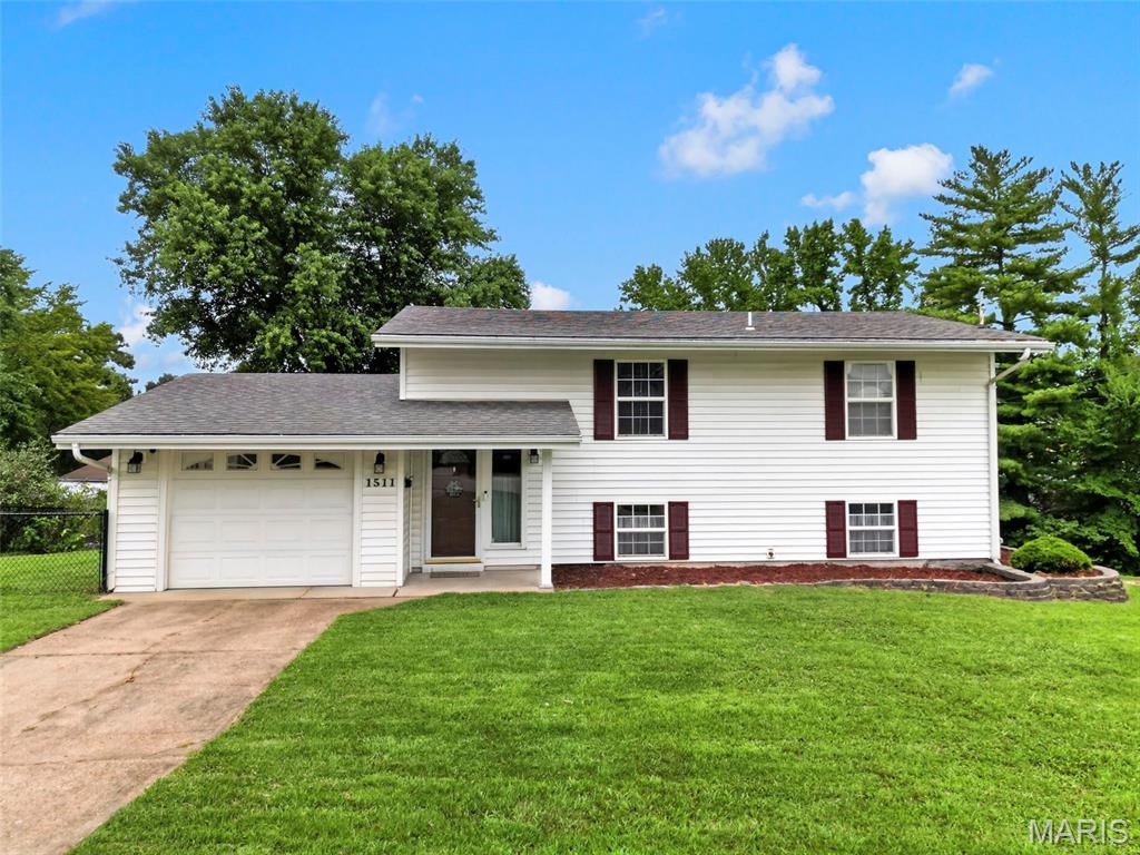 No showing until after open house on Saturday August ,15 1-3pm. Welcome to 1511 Westvale Dr. in Festus! This well-maintained 3-bedroom, 2-bath split-foyer home offers comfortable living space, a large lot, and a fenced backyard—perfect for entertaining, pets, gardening, or simply relaxing outdoors.
The property features an impressive outbuilding with an oversized 2-car garage door, 200-amp electrical service, central heat, a workbench, and dedicated workshop space. Whether you need room for vehicles, hobbies, equipment, storage, or projects, this versatile building offers plenty of possibilities.
Inside, the split-foyer layout provides a functional floor plan with three bedrooms, two full baths, a family room, living room, and mudroom. Outside, the generous lot offers plenty of space to enjoy and make your own.
Conveniently located just 5 minutes from Interstate 55, this home provides easy access to shopping, restaurants, parks, and surrounding communities while maintaining a comfortable residential setting. The property is also within walking distance to the school, adding everyday convenience to the location.
If you’re looking for a home with a large lot, fenced backyard, ample garage space, or a true workshop, this Festus property is worth seeing. Schedule your showing today and discover all that 1511 Westvale Dr. has to offer!