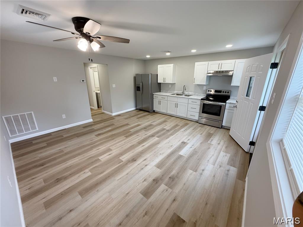 Excellent condition 1 bed 1 bath duplex for rent. Everything was renovated last year! There is a no stair entry near the back where parking is located.