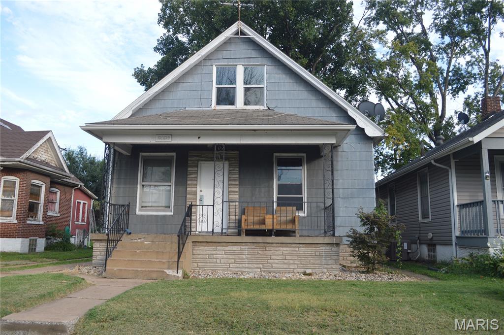 Welcome to this charming Granite City home located in a quiet, established neighborhood with easy access to schools, parks, shopping, and major highways. This property blends comfort, convenience, and value—perfect for a first-time buyer, downsizer, or investor.

? Property Highlights:

Spacious Layout – Generously sized living area with natural light.

Bedrooms & Bathrooms – Comfortable bedrooms with ample closet space.

Functional kitchen layout with room for updates or personalization.

Outdoor Space – Large yard ideal for gatherings, pets, or gardening.

Convenient off-street parking/driveway.

Full basement with laundry area and storage.

Close to downtown Granite City, restaurants, and local shops.

Quick commute to St. Louis and surrounding Metro East communities.

Nearby schools, parks, and recreational amenities.

Competitive pricing for the area—schedule your showing today!