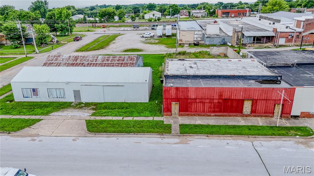 Versatile Commercial Property in the Heart of Richland!
This unique multi-use commercial property offers exceptional investment potential with three separate buildings on one lot, all situated in a prime, high-traffic location in the heart of Richland. Building 1: Currently leased and occupied by a thriving CrossFit gym, providing steady rental income. Building 2: A vacant structure previously used as a daycare, offering endless possibilities for repurposing—ideal for a new childcare center, office space, retail shop, or service-based business. Building 3: A metal storage shed, perfect for additional storage, equipment housing, or future development. The lot features strong visibility, and excellent access, making it ideal for entrepreneurs, investors, or business owners seeking a location with built-in income and room to grow. With its central location and flexible usage options, this property is a rare find in the Richland market.