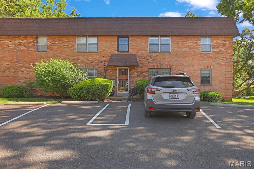 2 Bed, 1 bath condo in Clay Oaks Complex in the heart of Kirkwood, walking distance to downtown, close to schools, shopping, entertainment and highways.   Good sized bedrooms with good closet space, updated full bath, kitchen with plenty of cabinet and counter space, full basement is shared between 2 units, plenty of parking and affordable condo fees.   Rentals allowed in the complex as well.  Great opportunity to get into Kirkwood at an affordable price!