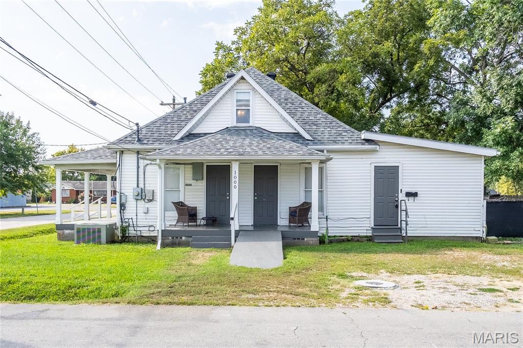 Nice, Move-In Ready, 3 Bed, 1 Bath Home!! This home has appx. 1,700 sq ft, two main level bedrooms, additional upstairs bedroom, separate dining room, family room, living room and kitchen. All this on a corner lot with covered porch and fenced yard. The new roof installed in 2025 adds an important update and peace of mind. 1000 Franklin Street, Poplar Bluff, Missouri. Call to schedule your tour today!