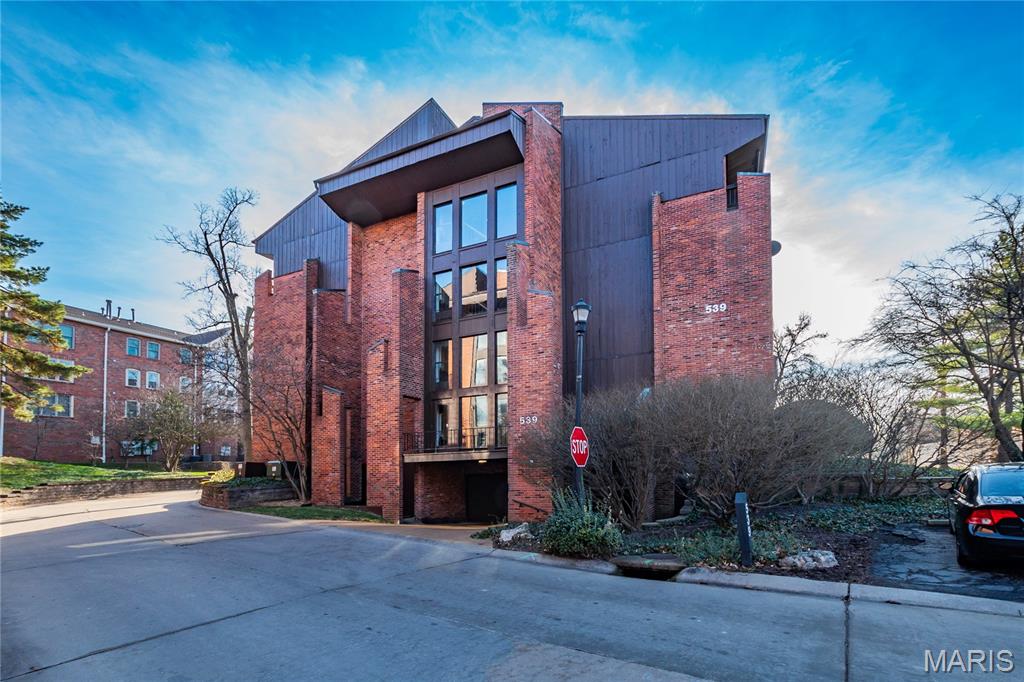 Coeur De Royale Ph 1 Condo Bldg - Residential