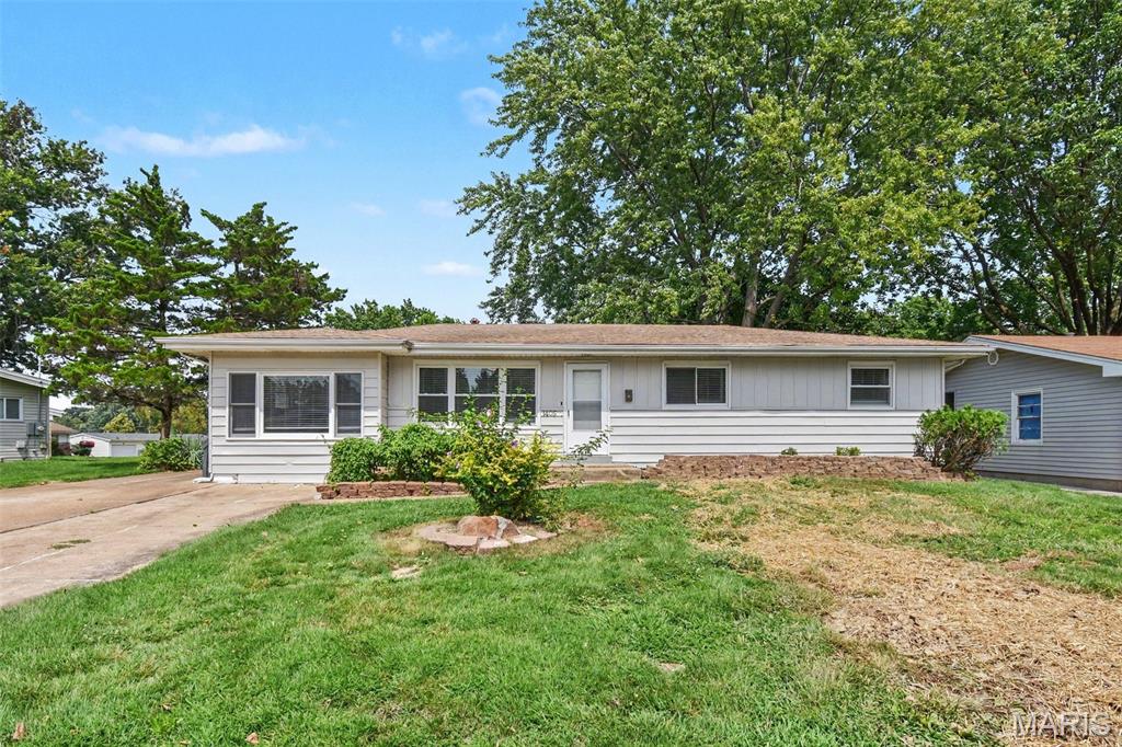Welcome to 1405 Del Rey Dr, a spacious 5-bedroom, 2.5-bath home nestled in the Francisca subdivision of Florissant, MO. This generous home features granite countertops and stainless steel appliances in the kitchen, with a fully fenced backyard offering plenty of outdoor space for relaxing and entertaining.
Located in St. Louis County, Florissant offers a welcoming community atmosphere with convenient access to I-270, shopping, dining, and all that the greater St. Louis area has to offer. Schedule your showing today!