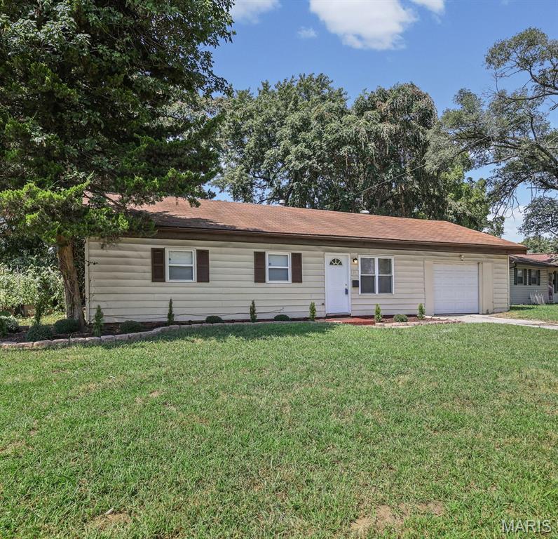 WELCOME HOME! Come check out this newly refreshed 4-bedroom, 1-bath home offering plenty of space and a layout the new owner will appreciate. The home features an attached garage and a comfortable floor plan with room to make each space your own. Conveniently located near schools, restaurants, everyday shopping, and highway access. Whether you're a first-time homebuyer or simply looking for more bedroom space, this home is worth a look. Schedule your showing today!
Buyer and buyer’s agent to independently verify all square footage and measurements.