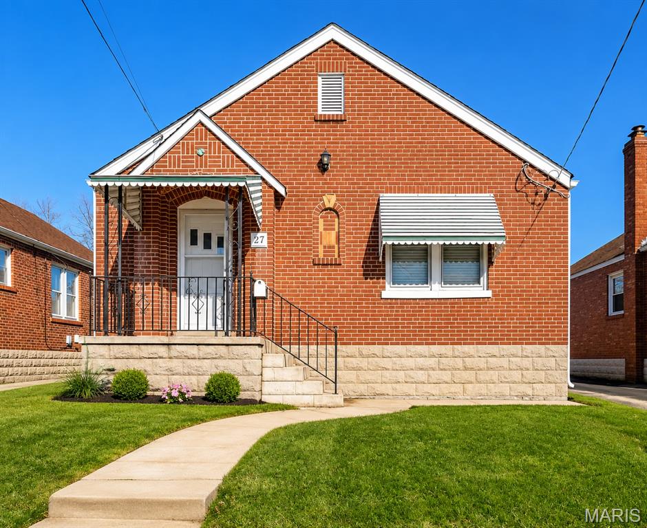 Welcome to 227 West Loretta! This inviting home offers a bright, open layout highlighted by a spacious kitchen with a center island, perfect for cooking, entertaining, and everyday living. Step outside to a fantastic backyard with plenty of room to relax, entertain, or enjoy time outdoors. The finished basement provides even more living space and is perfect for a family room, home office, gym, or entertainment area. With a functional layout, great indoor and outdoor space, and plenty of room to make it your own, this home is ready for its next owner!