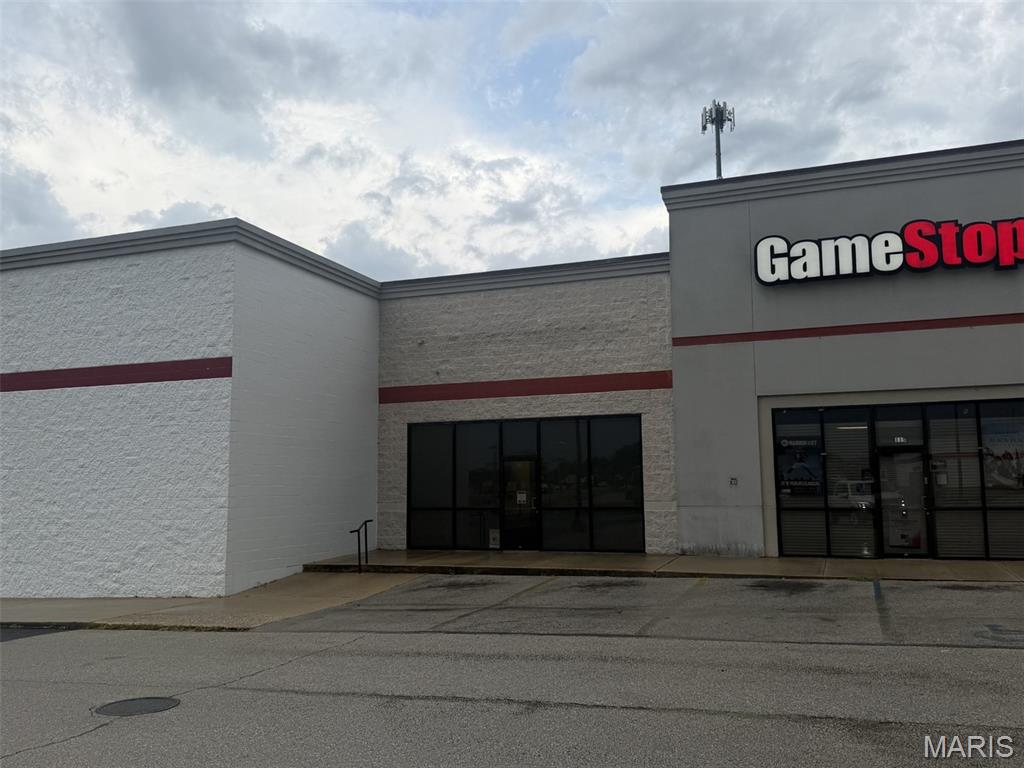 Commercial lease space in high traffic visible area! Perfect for variety of different businesses. Located at the busiest intersection in Poplar Bluff! By Arbys, CVS, Dexter BBQ. Tons of parking space with lots of potential for any business. If you're looking to elevate your business, this spot is for you.