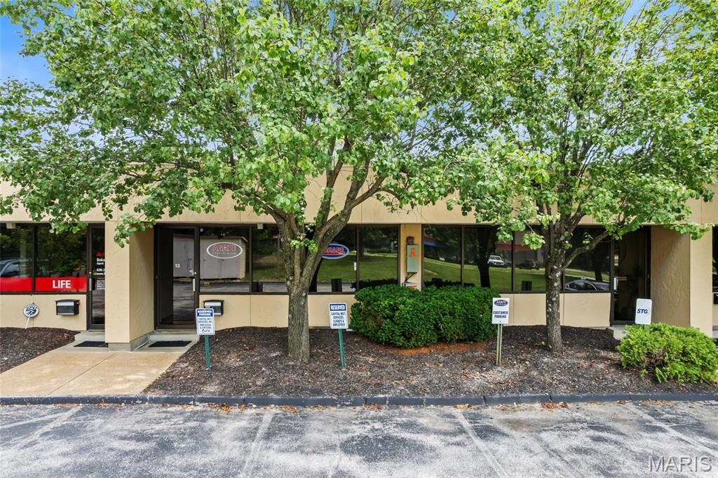 Great Office Condo seconds from Manchester Rd. Unit is nearly 1000 ft. Features including a waiting room, private office, and very large conference room with access to community courtyard that can be converted to more offices if needed. There is also a bath and coffee area. The complex has a new roof and the HOA fee is a very reasonable $512 a quarterly.