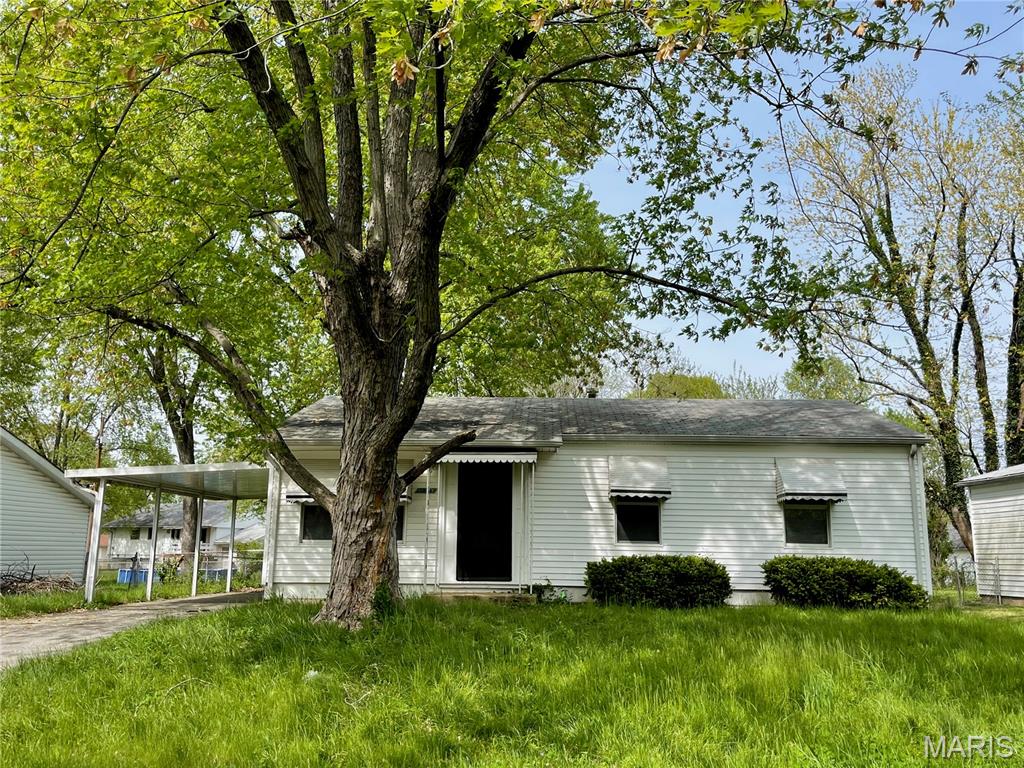 Calling all investors! Take a look at this cash flowing tenant occupied property. Currently leased at $1520/Month.
This property can be sold individually or as part of a package of 5 properties. See MLS #'s 26030928, 26030936, 26030944, and 26030924.

No showings without an accepted contract. Please do not disturb tenants.