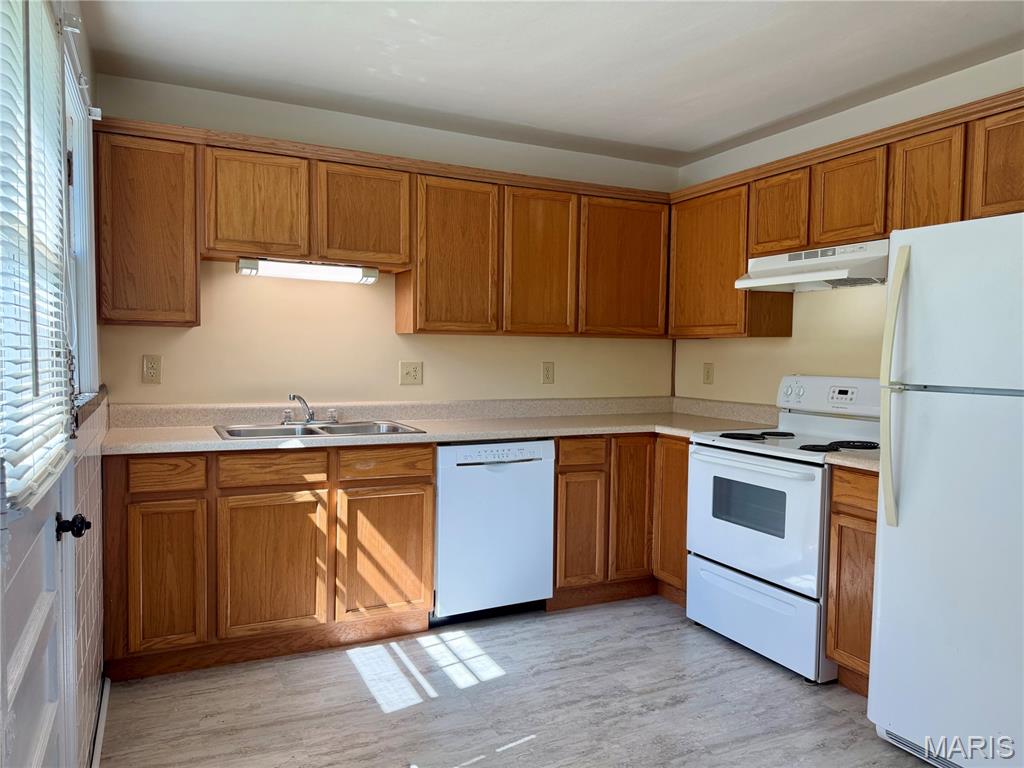 Conveniently located on a cul-de-sac in the middle of Rolla, this adorable bungalow has tons of potential! The original oak floors have been beautifully refinished in the living room, hallway and both bedrooms. A fully equiped kitchen with electric range, dishwasher and refrigerator has an eat-in area and a side door to the back yard. The home has a new roof, newer HVAC and a single car attached garage. Beautiful flower beds with lots of perrenials give a warm "Welcome Home" every time you walk in the door! Call today for your private showing!