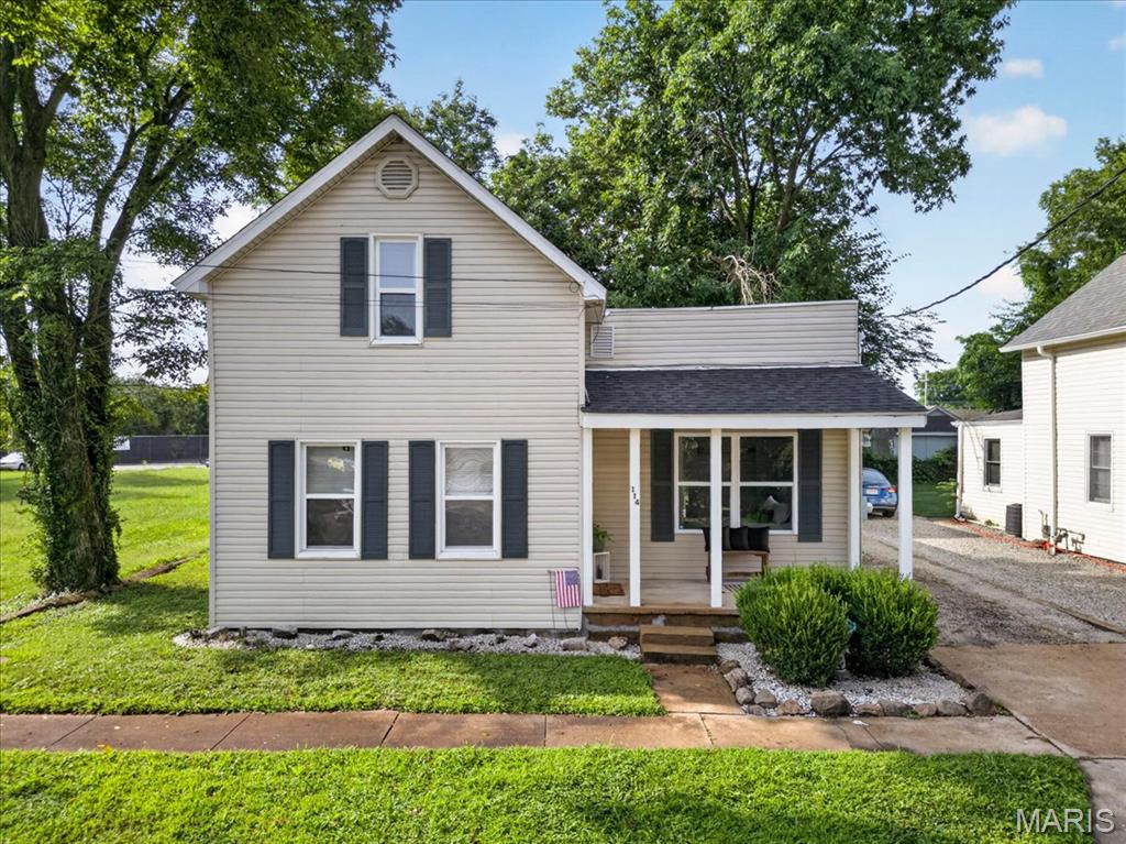 Welcome to 114 Broadway Avenue, an inviting three-bedroom home nestled in the heart of Crystal City, Missouri. This charming one-and-a-half-story residence seamlessly blends comfort and convenience, making it the perfect place for families or anyone seeking a cozy retreat. Enjoy ample living space with three bedrooms including a main floor primary, providing plenty of room for relaxation and personalization.  The first floor also boasts a dining room, a kitchen with stainless appliances, a laundry room and cute little nook off the full bathroom. 

 Say goodbye to street parking woes! This property features dedicated off-street parking, ensuring your vehicles are secure and accessible.The spacious, fenced-in yard is perfect for outdoor gatherings, gardening, or letting pets roam freely, providing a safe and private space for recreation.  Located in a friendly neighborhood, you're just minutes away from local shops, parks, and dining, making it easy to enjoy the best of Crystal City for an affordable price. Great Starter home!!