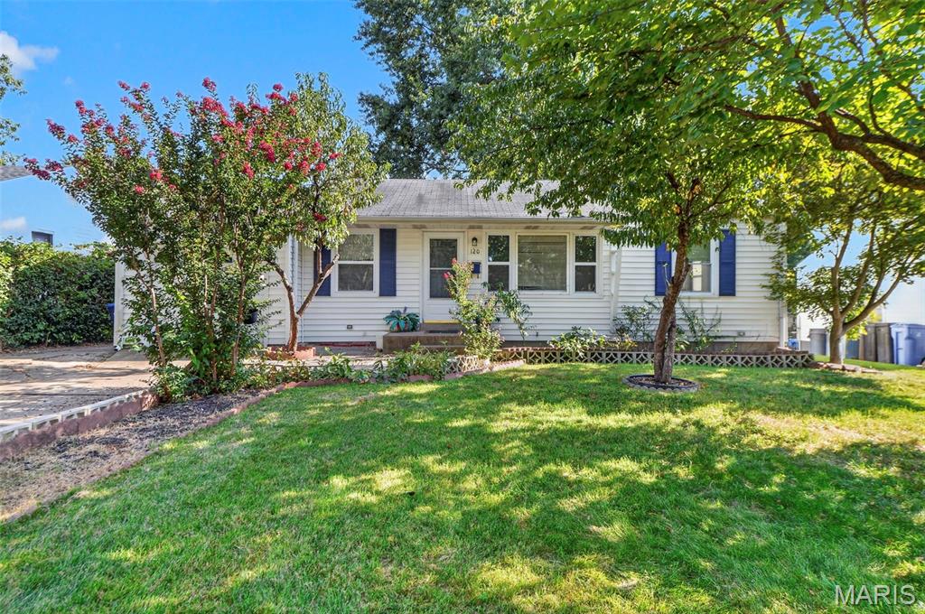3 bedroom home with partially finished basement. 1 Car garage and a spacious yard with several peach trees. Walking distance from Bangert Park, Old Town Donuts and Old Town Florissant. Just three minutes from 270.